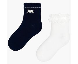 bílé ponožky s krajkou a modré s kytičkou