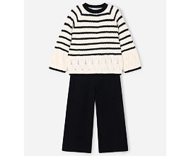 Dětský svetr a široké černé pletené kalhoty v kompletu značky Mayoral.