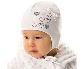 bílá bavlněná kojenecká čepička se srdíčky Marika MWJ-3259