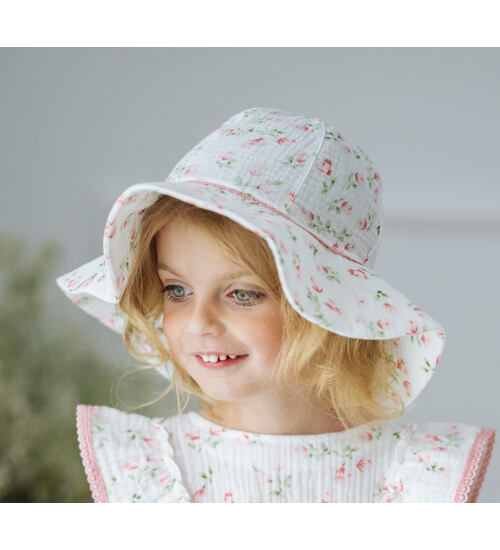 dívčí letní klobouk z mušelínu Jamiks Nokka s květy