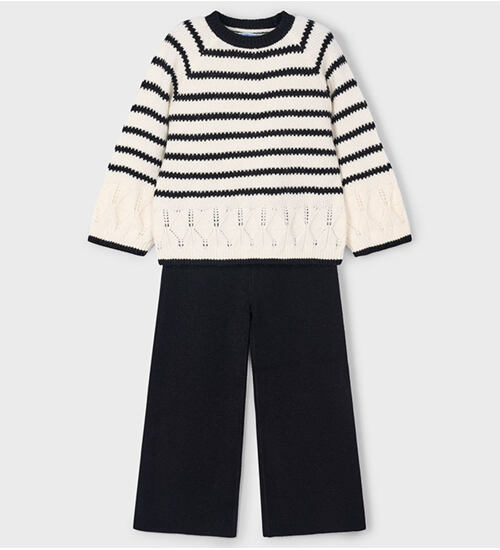 Dětský svetr a široké černé pletené kalhoty v kompletu značky Mayoral.