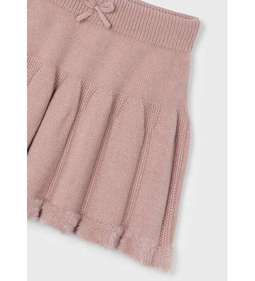 Dětská pletená sukýnka s pružným pasem zakončená jemným chlupatým lemem.