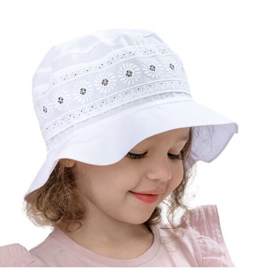 dětský bílý klobouček s madeirovou výšivkou Marika Adelina