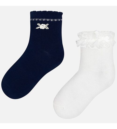 bílé ponožky s krajkou a modré s kytičkou