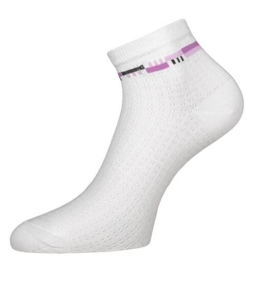 bílé ponožky ke kotníkům